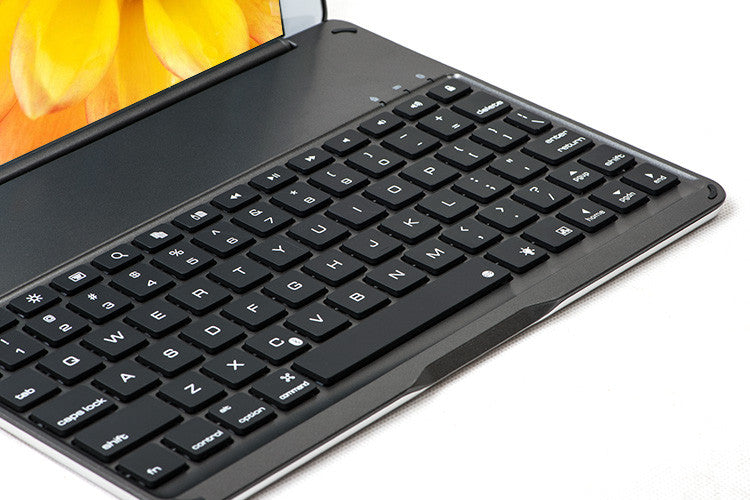 iPad Air 2 aluminum case with integrated keyboard